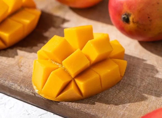 sliced mango Mangue